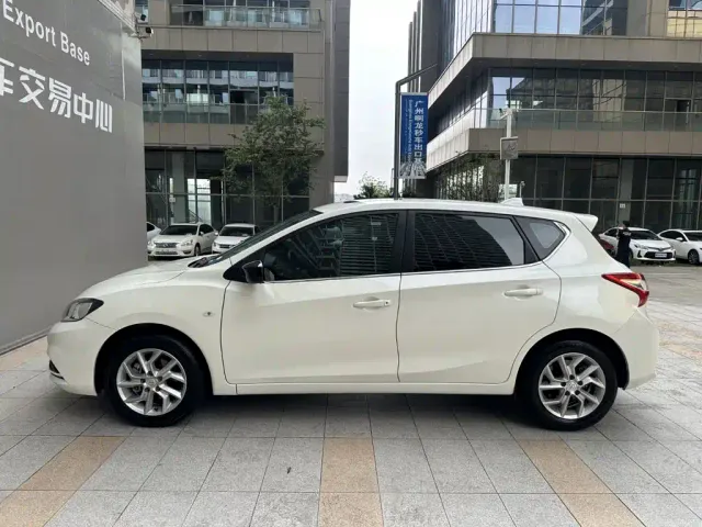 Nissan Tiida — Фото автомобиля 3