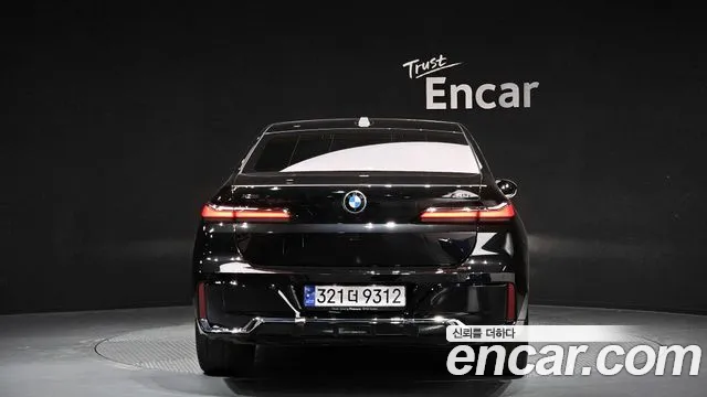 BMW 7-Series 7 серия (G70) 740i xDrive M Sport — Фото автомобиля 4