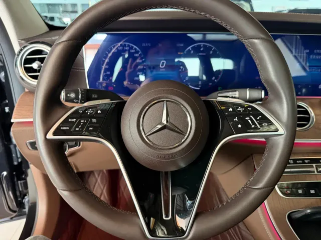 Mercedes-Benz E-Class — Фото автомобиля 5