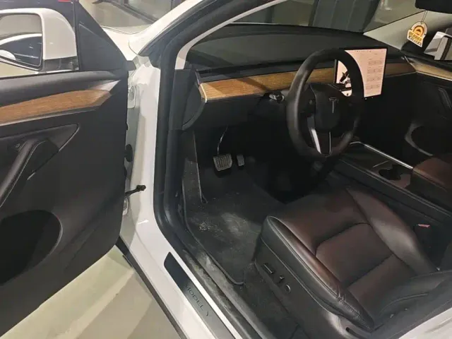Tesla Model Y — Фото автомобиля 15