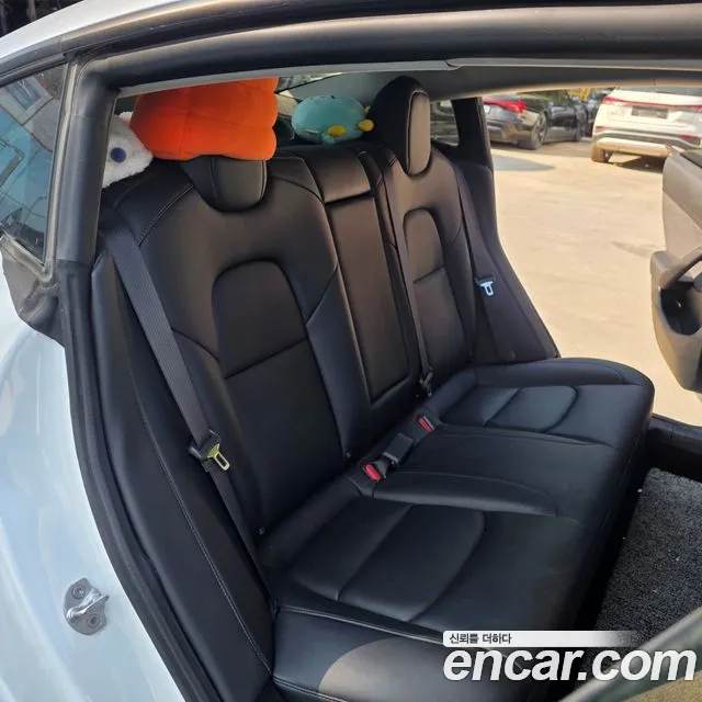 Tesla Model 3 — Фото автомобиля 12