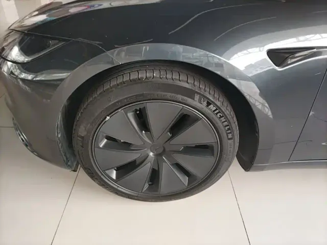 Tesla Model 3 — Фото автомобиля 22