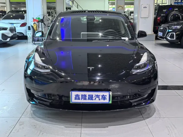 Tesla Model 3 — Фото автомобиля 2