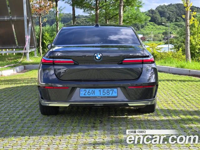 BMW i7 G70 — Фото автомобиля 3