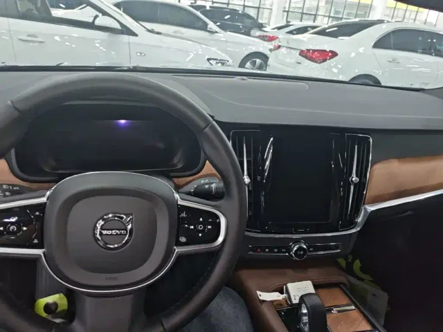 Volvo S90 — Фото автомобиля 9