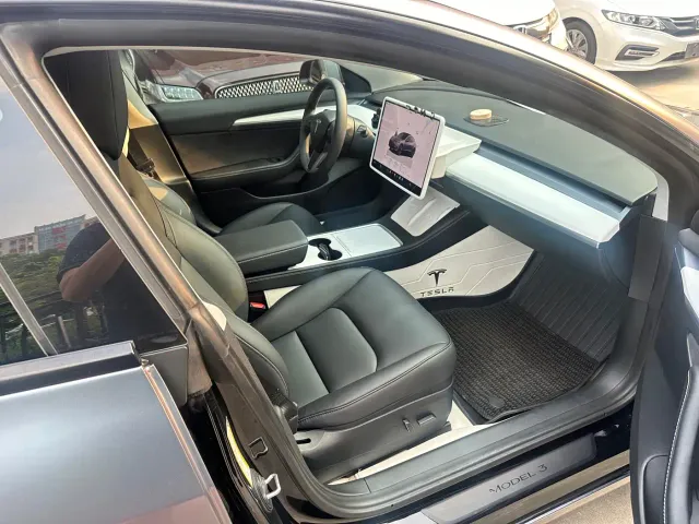 Tesla Model 3 — Фото автомобиля 7