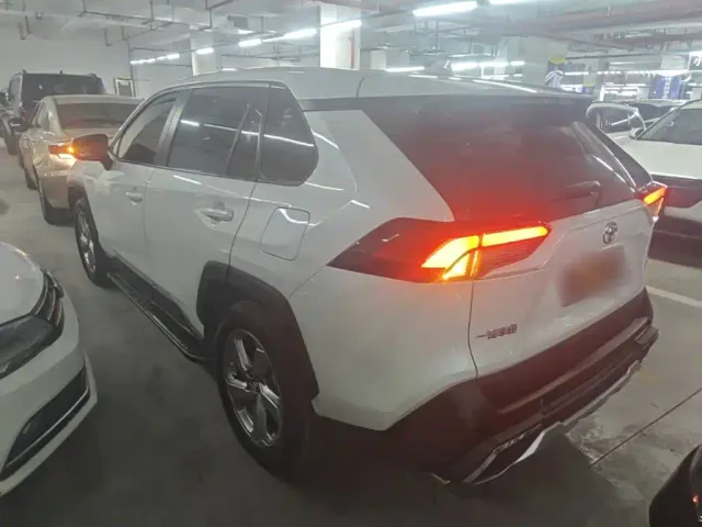 Toyota RAV4 — Фото автомобиля 4