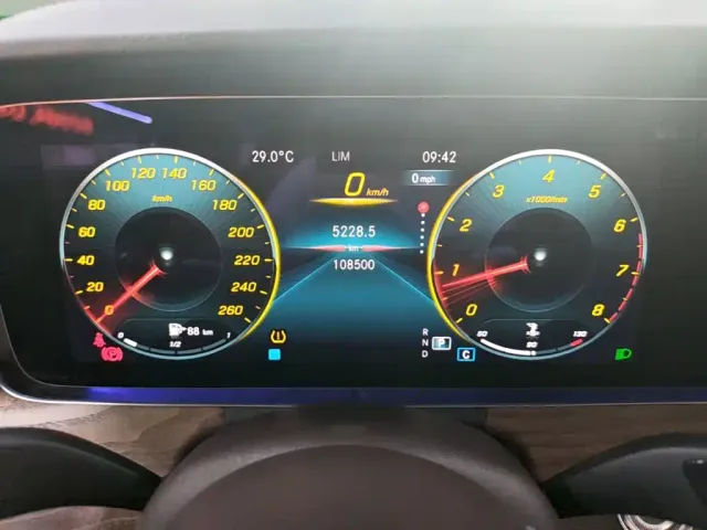 Mercedes-Benz E-Class — Фото автомобиля 11