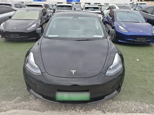 Tesla Model 3 — Фото автомобиля 2