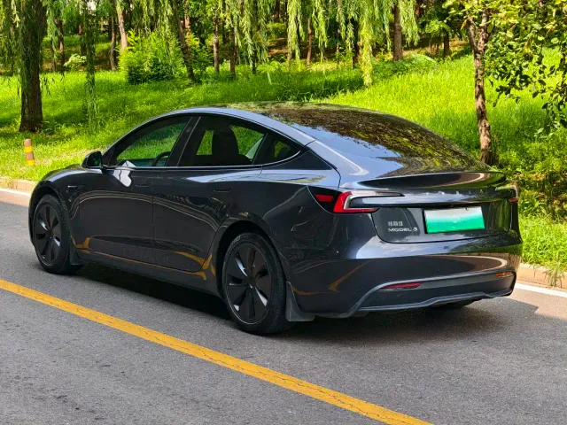 Tesla Model 3 — Фото автомобиля 4
