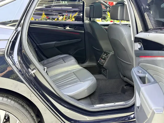 Volkswagen Passat — Фото автомобиля 16