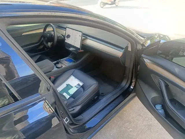 Tesla Model 3 — Фото автомобиля 19