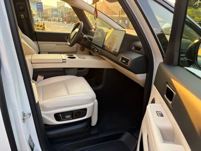Li Auto MEGA — Фото автомобиля 3