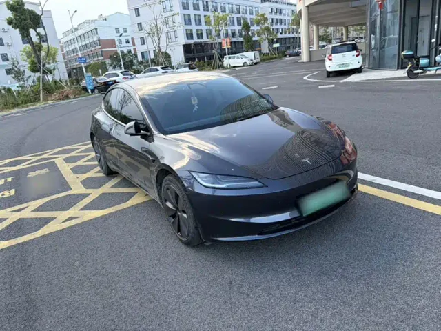 Tesla Model 3 — Фото автомобиля 21
