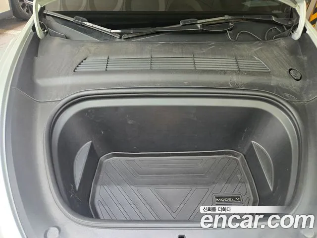 Tesla Model Y — Фото автомобиля 5