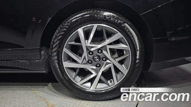 Hyundai Grandeur Grandeur (GN7) 2.5 Бензин 2WD — Фото автомобиля 21