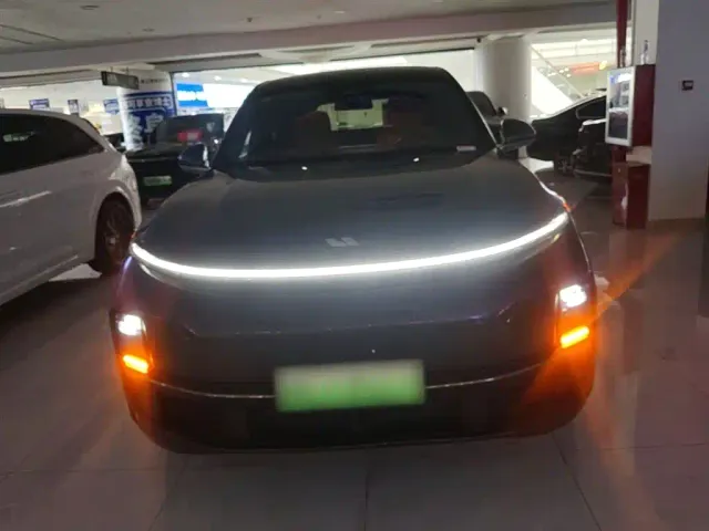 Li Auto L8 — Фото автомобиля 2