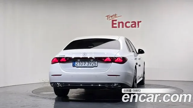 Mercedes-Benz E-Class — Фото автомобиля 4