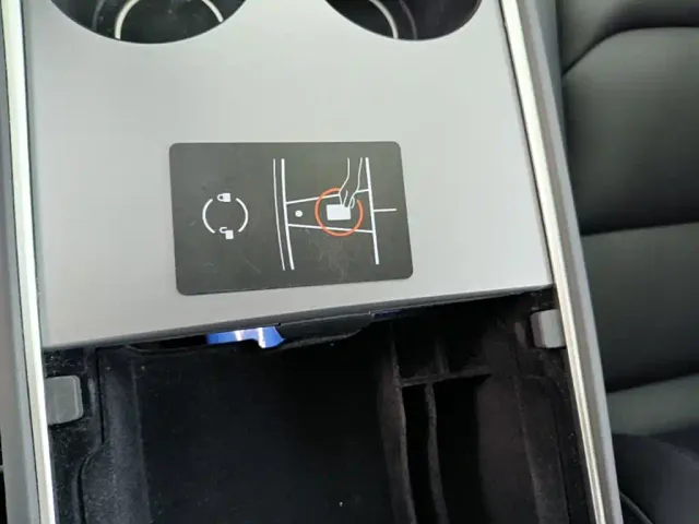 Tesla Model 3 — Фото автомобиля 8