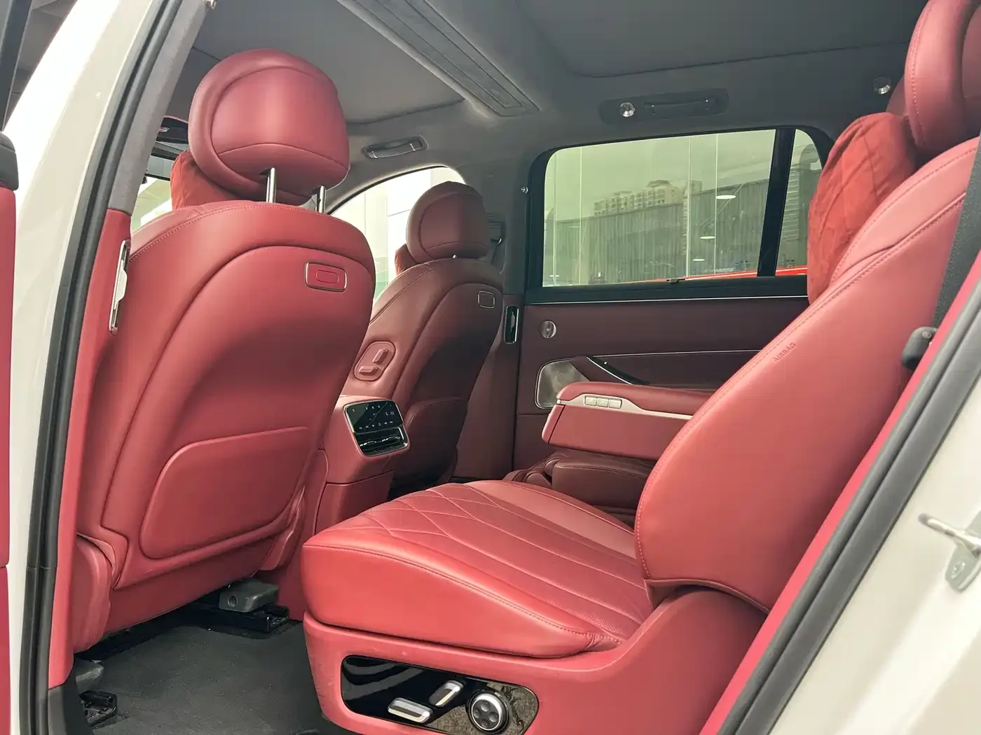 AITO Wenjie AITO M8 2025 Extended Range Ultra 53.4kWh 6-Seater — Фото автомобиля 12