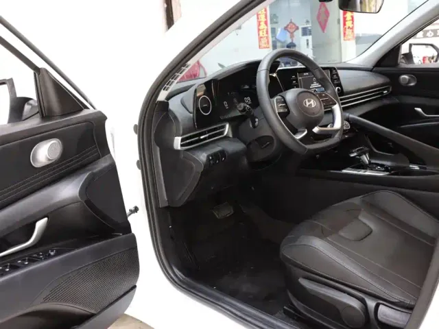 Hyundai Elantra — Фото автомобиля 9