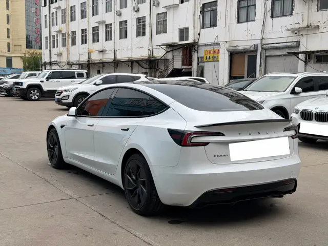 Tesla Model 3 — Фото автомобиля 5