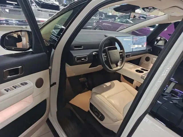 Li Auto MEGA — Фото автомобиля 15