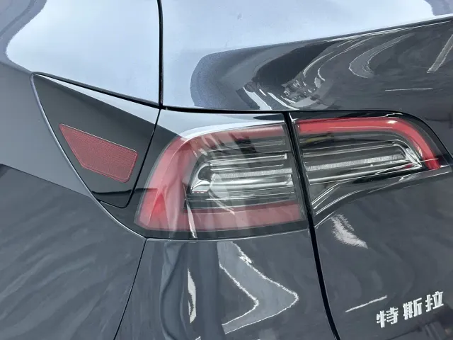 Tesla Model Y — Фото автомобиля 12