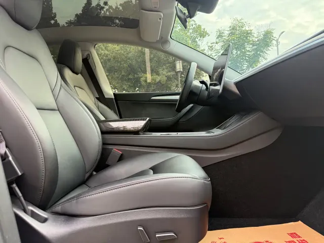 Tesla Model Y — Фото автомобиля 13