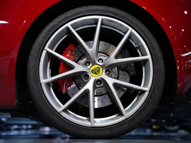 Lotus Emira — Фото автомобиля 3