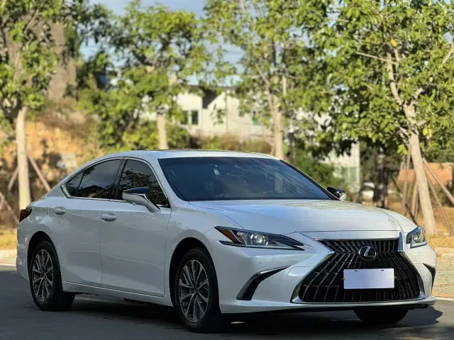Lexus ES — Фото автомобиля 3