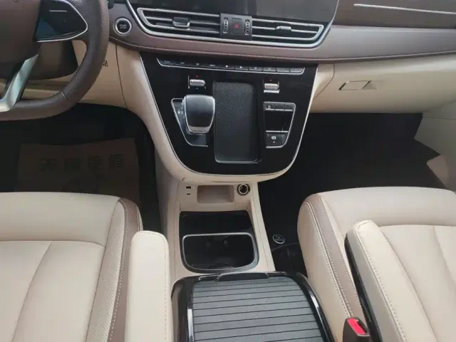 Bestune Besturn M9 — Фото автомобиля 16