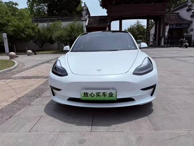 Tesla Model 3 — Фото автомобиля 2