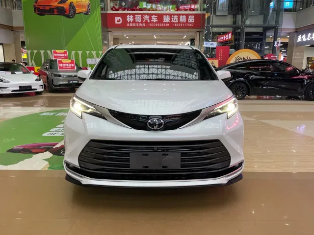 Toyota Sienna — Фото автомобиля 3