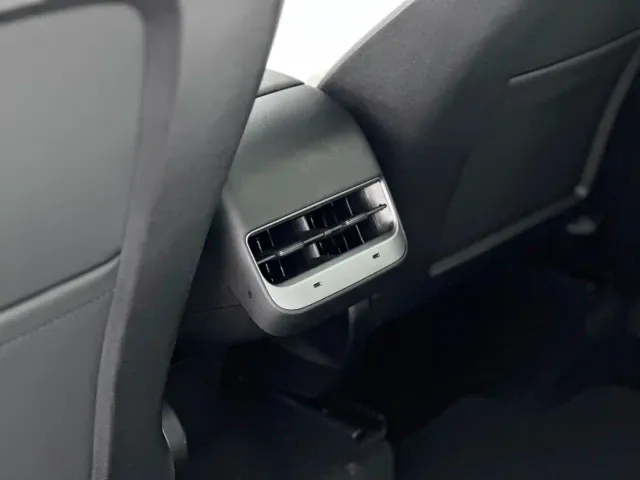 Tesla Model Y — Фото автомобиля 14