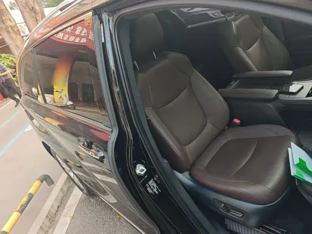 Toyota Sienna — Фото автомобиля 24