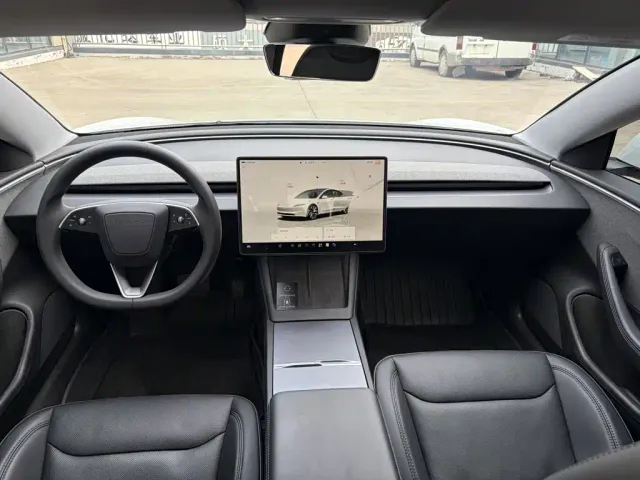 Tesla Model 3 — Фото автомобиля 5