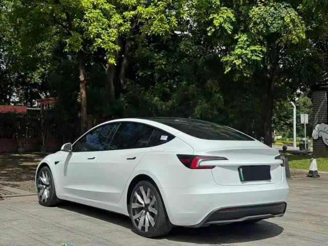 Tesla Model 3 — Фото автомобиля 6