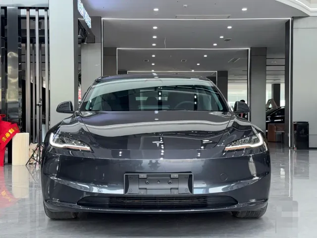 Tesla Model 3 — Фото автомобиля 2