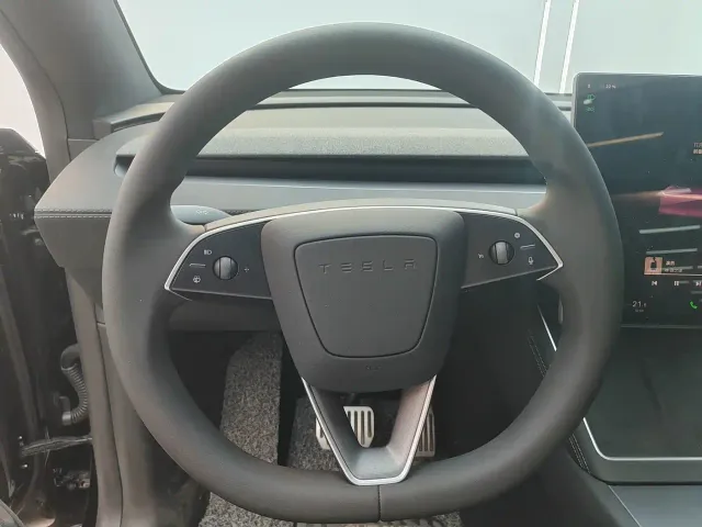 Tesla Model Y — Фото автомобиля 11