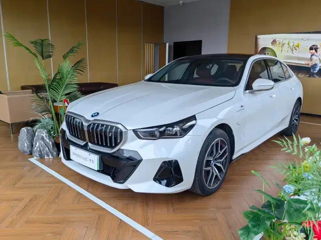 Фотография автомобиля — BMW i5