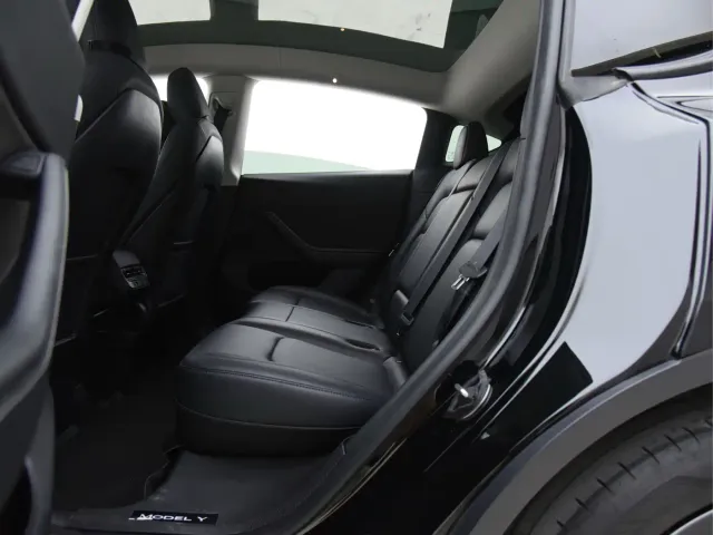 Tesla Model Y — Фото автомобиля 16