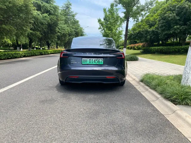 Tesla Model 3 — Фото автомобиля 5
