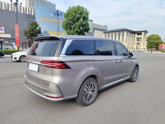 Roewe iMAX8 — Фото автомобиля 5