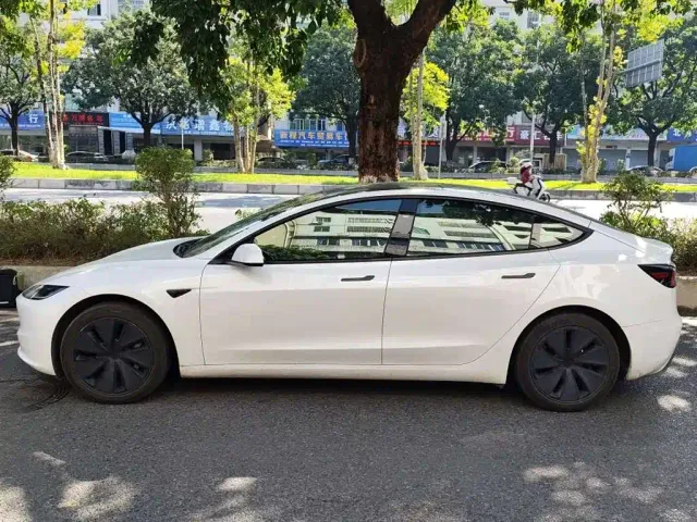 Tesla Model 3 — Фото автомобиля 3