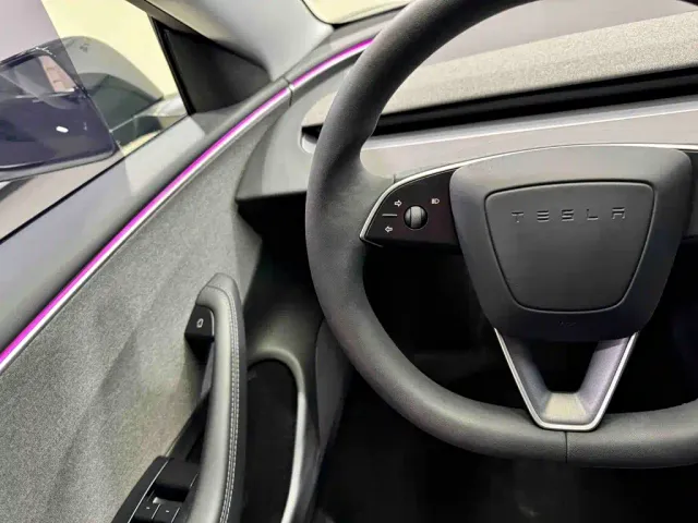 Tesla Model 3 — Фото автомобиля 20