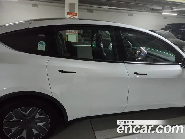 Tesla Model Y — Фото автомобиля 11