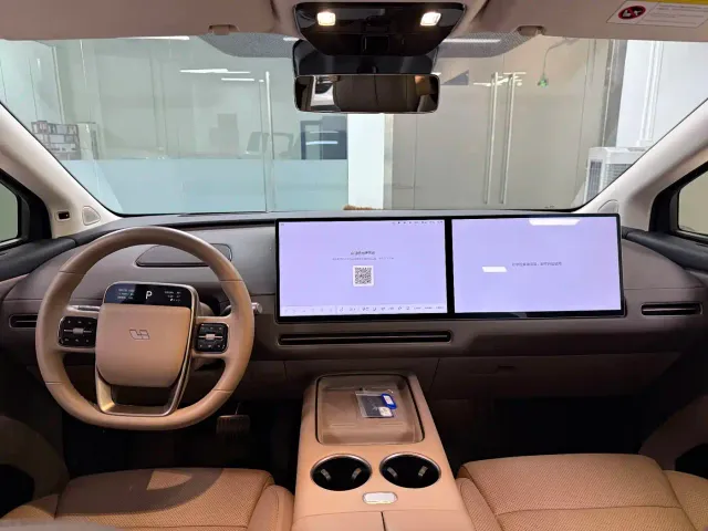 Li Auto i8 — Фото автомобиля 17