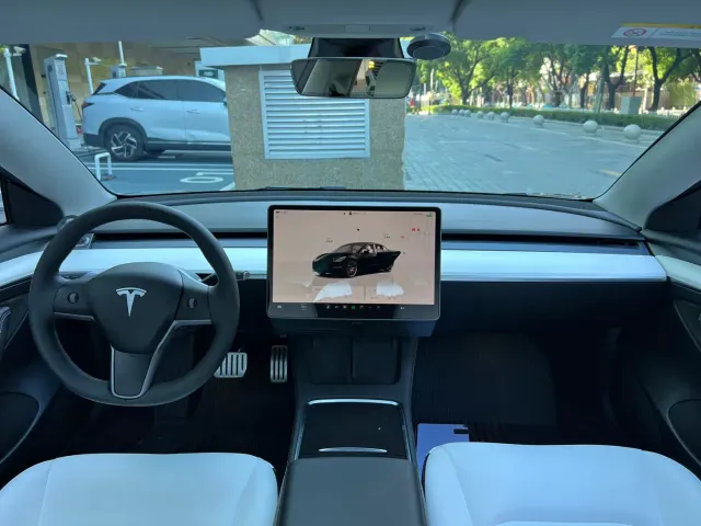 Tesla Model 3 — Фото автомобиля 15