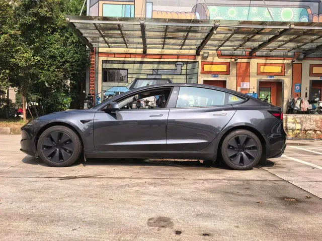 Tesla Model 3 — Фото автомобиля 21